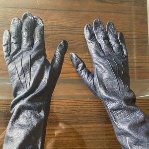 Woman’s black leather vintage gloves